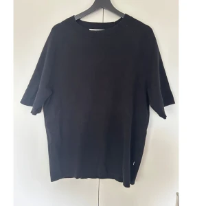 Svart stickad kortärmad tröja från selected homme  - En svart stickad tröja med korta ärmar och rund hals. Enkel och clean design som funkar till många olika stilar. Materialet är mjukt och ger en skön känsla mot huden. Perfekt för dig som gillar minimalistiskt och stilrent.