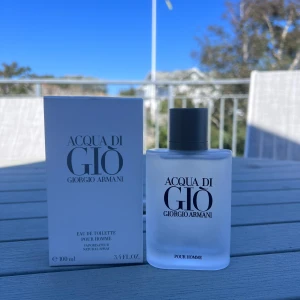 Acqua di Giò Giorgio Armani 100ml - Fräsch herrparfym från Giorgio Armani, Acqua di Giò. Flaskan är matt och frostad med svart text och grått lock, stilren och modern design. Eau de toilette, 100 ml. Passar dig som gillar klassiska och fräscha dofter med en lyxig känsla.