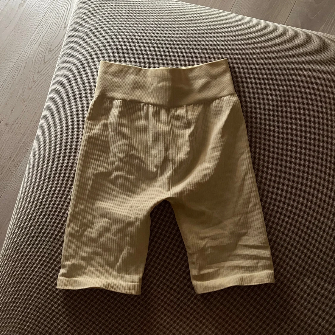 Beige ribbade shorts - 1