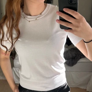 Vit stickad kortärmad topp - Säljer en stilren vit topp med korta ärmar. Perfekt för att lägga till lite extra bling i vardagen. Passar bra till både jeans och kjol. Från Zara i storlek M.