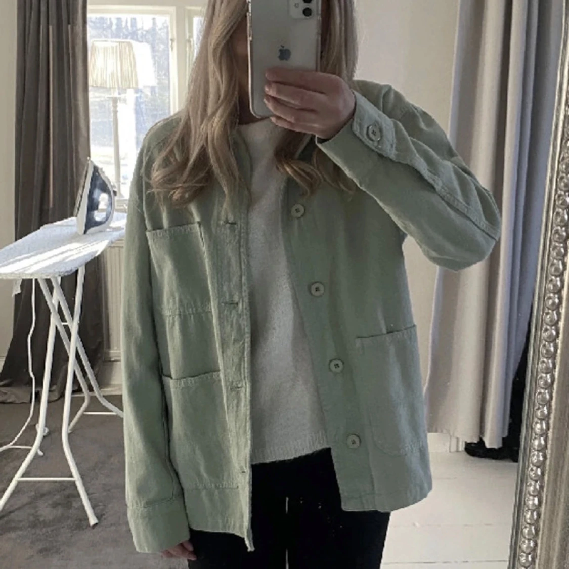Ljusgrön jacka med knappar