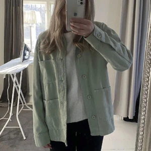 Ljusgrön jacka med knappar - Säljer en ljusgrön jacka med knappar framtill. Jackan har en normal passform och långa ärmar. Hör av er för fler bilder🥰