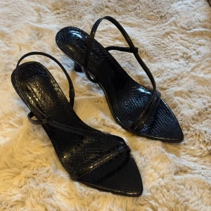 Svarta sandaler med klack - Strappy klackskor med spetsig tå. supersnygga och bekväma!  originalpris 600kr. Aldrig använda, storlek 36