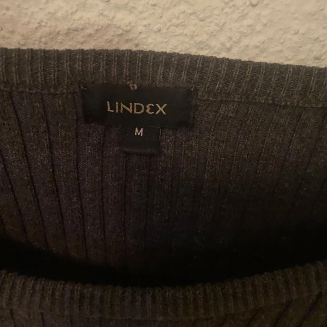 Mörkgrå ribbad tröja från Lindex - 1