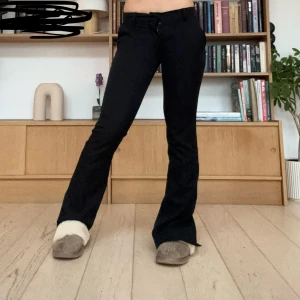 Lågmidjade kostymbyxor  - Snygga svarta bootcut byxor med låg midja. Perfekta för en stilren look. Byxorna är från bikbok i modellen ”Vera”. Det är deras gammal model med slits som ej säljs längre. Säljer så de inte längre passar, skriv vid frågor och funderingar💕