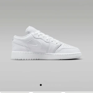 Vita Nike Air Jordans - Säljer ett par vita Nike Air Jordans. Används endast en gång men är för små för mig. Originalpris 1199kr 