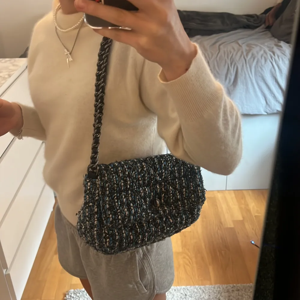 Säljer denna supersnygga väskan från Beck söndergaard då jag tröttnat på den🩷den går inte att köpa i butik eller på hemsidan längre och den är i superfint skick! Nypris ligger på 849kr. Laukut & Käsilaukut.