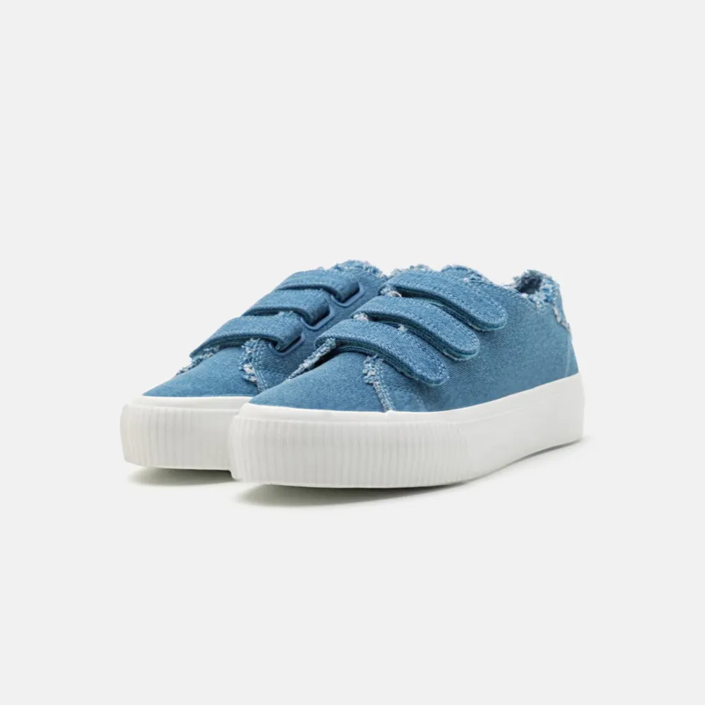Snygga blå sneakers med kardborreband. Skorna är i ny skick och är endast använda en gång. . Kengät.