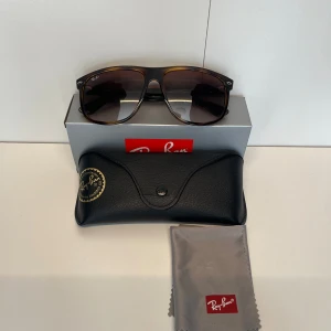Solglasögon från Ray-Ban - Säljer dessa leopard färgade ray-ban boyfriend solglasögon. Glasögonen är i topp skick, men som man ser i bild fem är fodralet lite skadat.
