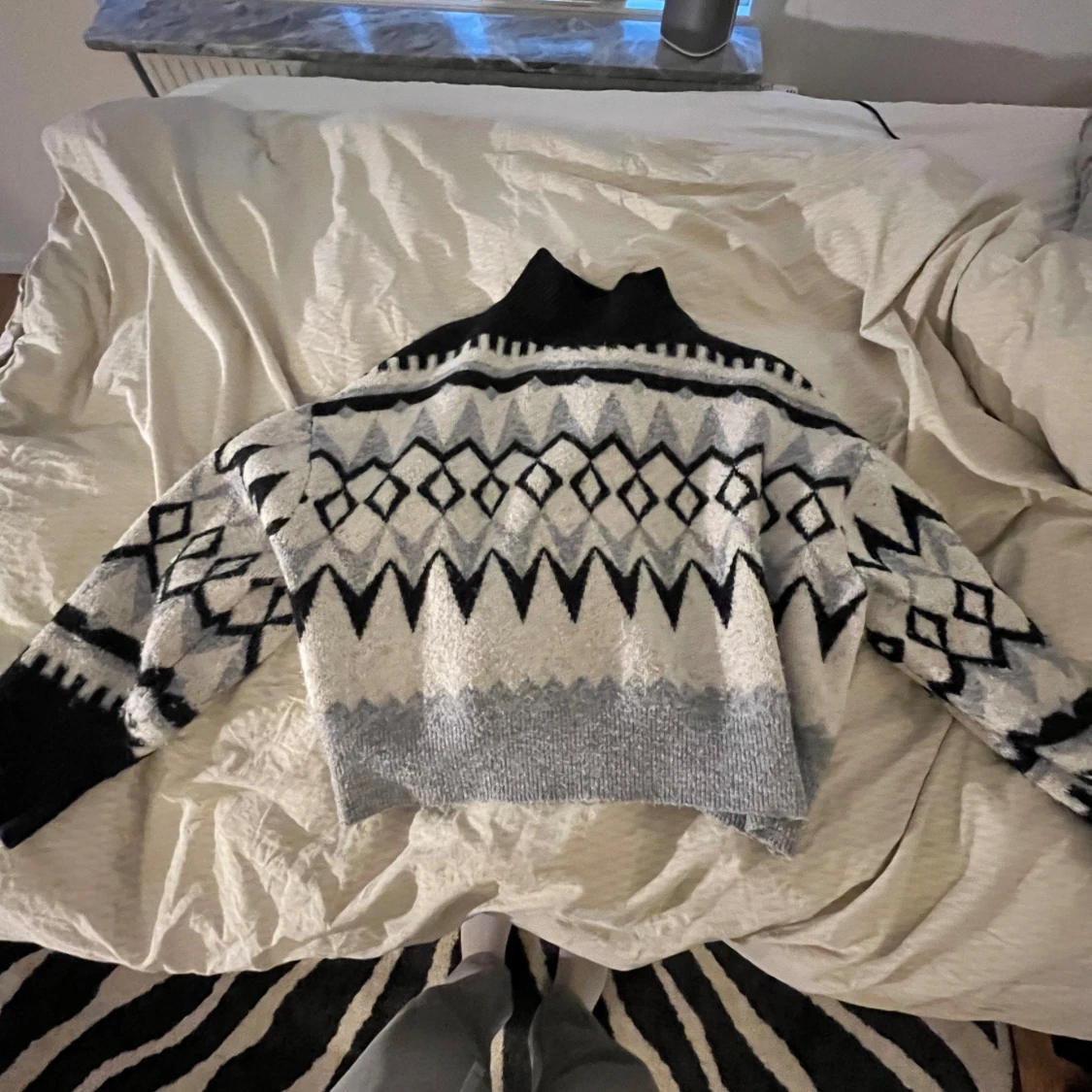 Mönstrad stickad tröja med polokrage - 1