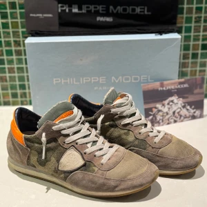 Philippe model trainers - Säljer nu dessa fräscha Philippe model trainers, skick 6,5-7,5/10. Nypris cirka 3100kr, mitt pris 1250kr. Allt og på bilden medföljer, priset kan diskuteras!