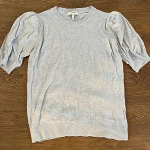 Ljusblå topp - Säljer nu min ljusblåa puffärmade topp. Super fin nu till våren/sommaren. Storlek XL men passar L också. Säljer för 60kr💗