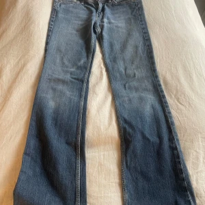 Blå jeans med bootcut - Snygga blå jeans med bootcut och låg midja. De har en klassisk femficksdesign och en cool detalj på bakfickorna. I jättebra skick men tyvärr för små för mig, köpa på Vinted. Innerbenslängden är 78 cm och midjemåttet är 38 cm! ❤️