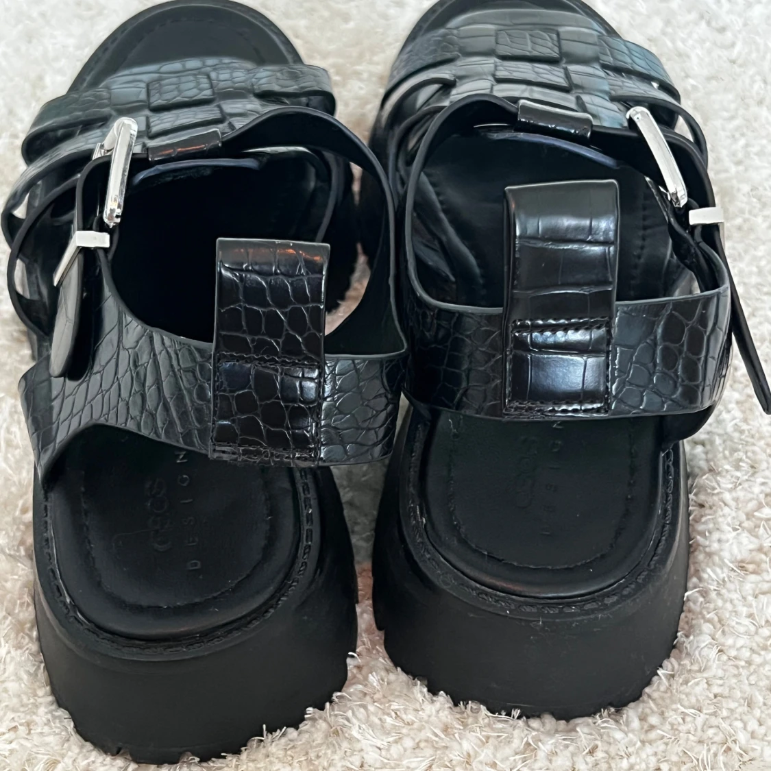 Svarta sandaler med spänne - 1