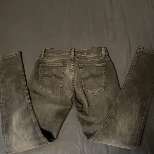 Svarta jeans från Nudie Jeans - Ett par nudie jeans som jag säljer då jag har vuxit ur de, de passar till runt 170-175cm. och är i väldigt bra skick. Bara att skriva om ni har några frågor eller vill ha mer bilder!