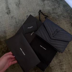 Saint Laurent Cassandre väska  - CASSANDRE ENVELOPE CHAIN WALLET IN GRAIN DE POUDRE LEATHER. Super bra skick, inga skavanker. Allt ingår såsom låda, dustbag, kvitto mm. 