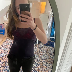 Lila linne med spetsdetaljer - Säljer ett lila linne med spets vid bysten.