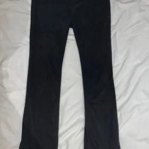 Svarta byxor - Snygga svarta byxor med hög midja Bootcut ben. Perfekta för en stilren look. Storlek M men står storlek L på dom. från hm divided. Bra skick De har en klassisk design med fickor bak.
