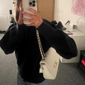 Snygg hand/axelväska - (Inte äkta märkesväska!). Fin axelväska nu till våren och sommaren i en vit färg och guld igen band. Vissa rutor på väskan är lite eller skuggiga/slitna men annars är den i bra skick!💕💕