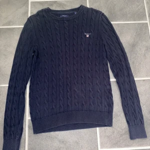 Mörkblå stickad tröja från GANT - Mycket bra skick, Passar S