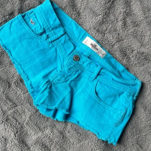 Turkosa lågmidja shorts från Hollister - Snygga lågmidja turkosa shorts från Hollister. Midja är w27 eller storlek XS/S.