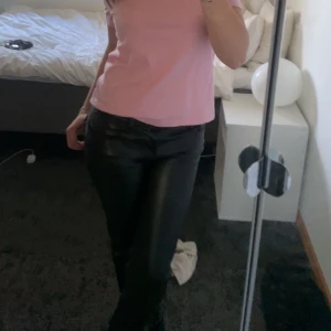 Svarta skinnbyxor - Säljer att par skin byxor från BikBok som jag själv sytt ner till lågmidjade💕