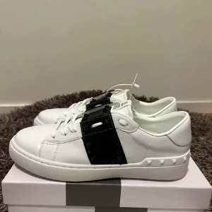 Valentino opens svart med spikar - Säljer nu dessa riktigt fina rep valentino opens, denna modellen är svart och har spikar. ALDRIG använt de, alltså nyskick. Allt som finsn på bilderna fås med, däremot är skokartongen lite skadad men ingenting illa. Skorna är i storlek 43. 