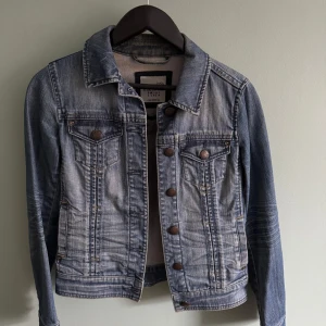 Blå jeansjacka  - Jeansjacka mörkblå dam från espirit med fickor. Storlek S/M