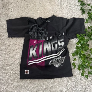 Svart Los Angeles Kings t-shirt - Storlek • S Skick • Bra Material • 100% bomull • Tveka inte på att skriva vid bud eller andra frågor. • Jag försöker skickar allt samma dag men senast en dag efter.  Mått  • Längd 70cm • Bredd 46cm