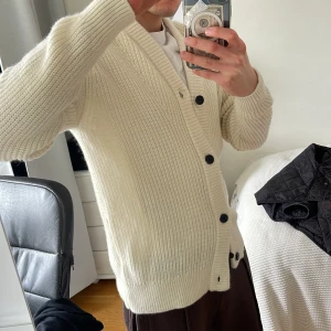 Massimo Dutti stickad kofta - Vit tröja/cardigan från massimo dutti, skick 10/10, 100% ull och extremt mysig, passar S-M