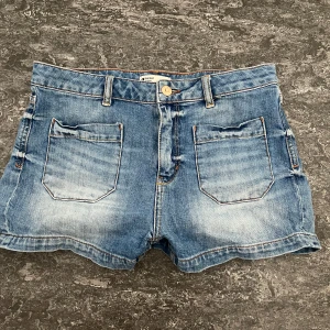 Blå jeansshorts från Gina Tricot - Blåa jeans shorts från Gina Tricot i storlek 38 passar mig som bär S .