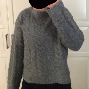 Grå stickad tröja från 157 - Säljer en mysig grå stickad tröja från lager 157. Har använt den ett fåtal gånger.