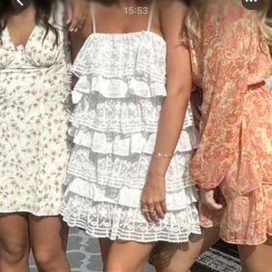 Volang klänning - Vit volangklänning med spets! Super snygg perfekt till student och midsommar❤️