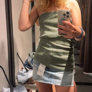 SÖKER!! Grön enärmad topp från Zara - Hej! Jag söker denna toppen i storlek xs/s. Min har tyvärr försvunnit och vill gärna hitta en ny! Tveka inte på att skriva. 💓💓Bilderna är mina och fråga om du lånar dem. 💓