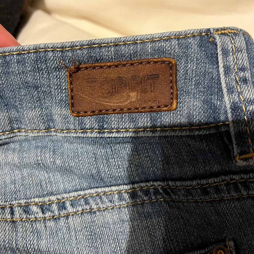 Säljer dessa ESPRIT jeans som är vintage. Storleken är 27/30 och sitter som xs/s Modellen är medium rise straight . Farkut & Housut.