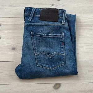 Replay Anbass  - Säljes ett par Replay Anbass jeans i storleken 31W 32L, passar även 30W. De har en stilren tvätt med lätta slitna på fickorna som ger en trendig touch. Otroligt bra skick på dessa med ett en skön passform, jag brukar ha 29-30w så jeansen sitter lite mer regular i bilden. 