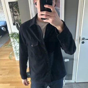 Svart overshirt från Arket - Tjena! Säljer denna snygga overshirt från Arket i färgen svart. Jackan passar bra nu till våren och sena sommarkvällar då den passar till i princip vad som helst. Storlek 46 motsvarande S och skick 8/10. Skriv för mer frågor!🍾🥂