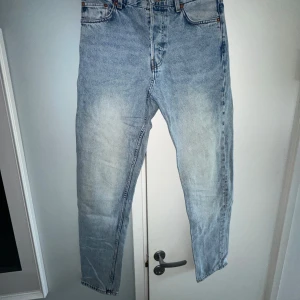 Ljusblå jeansbyxor - Säljer ett par ljusblå jeansbyxor från Weekday av modellen Barrel. Byxorna har en rak passform och är tillverkade i denim. Perfekta för en avslappnad stil.