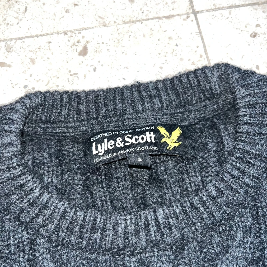 Mörk blå stickad tröja från Lyle and Scott - 4