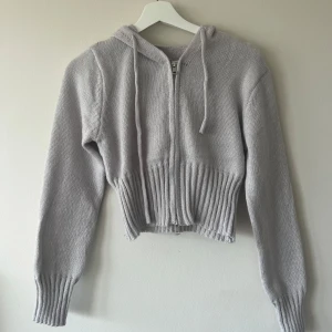 Kofta / zip up hoodie  - Helt ny trendig kofta som jag säljer då den inte är min stil. Färgen är ljusgrå och nypris är 150 kr 🫶