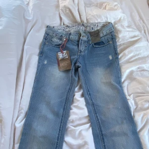 Blå lågmidjade jeans - Snygga blå lågmidjade jeans i bootcut, köpta på vinted för 500kr, säljer då de tyvärr inte passar mig, kan diskutera pris