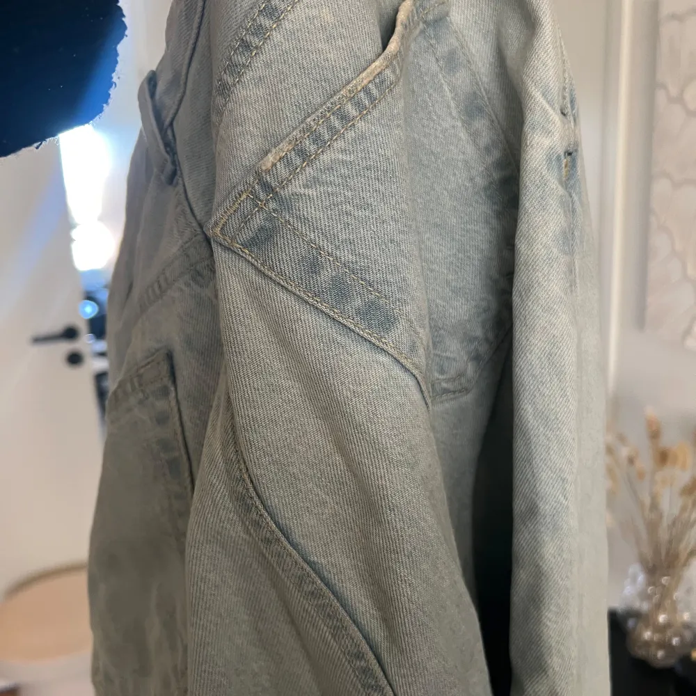 Säljer ett par ljusblå jeans med rak passform och låg midja. De har en klassisk femficksdesign och är perfekta för en avslappnad stil. Midjemått är 29 och längden 32.. Farkut & Housut.