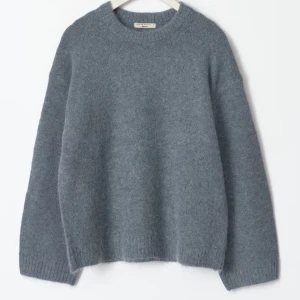 Grå stickad tröja från Gina Tricot - Helt ny stickad tröja från ginatricot. Lapparna är av dock men endast testad och säljer pga för stor!!💓Nypris:400kr