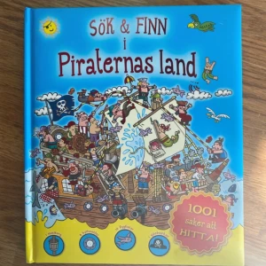 Sök & Finn i Piraternas land - Upptäck en spännande värld med 'Sök & Finn i Piraternas land'. Denna färgglada bok är fylld med detaljerade illustrationer och utmaningar där du kan leta efter 1001 gömda föremål. Perfekt för barn som älskar äventyr och pirater!