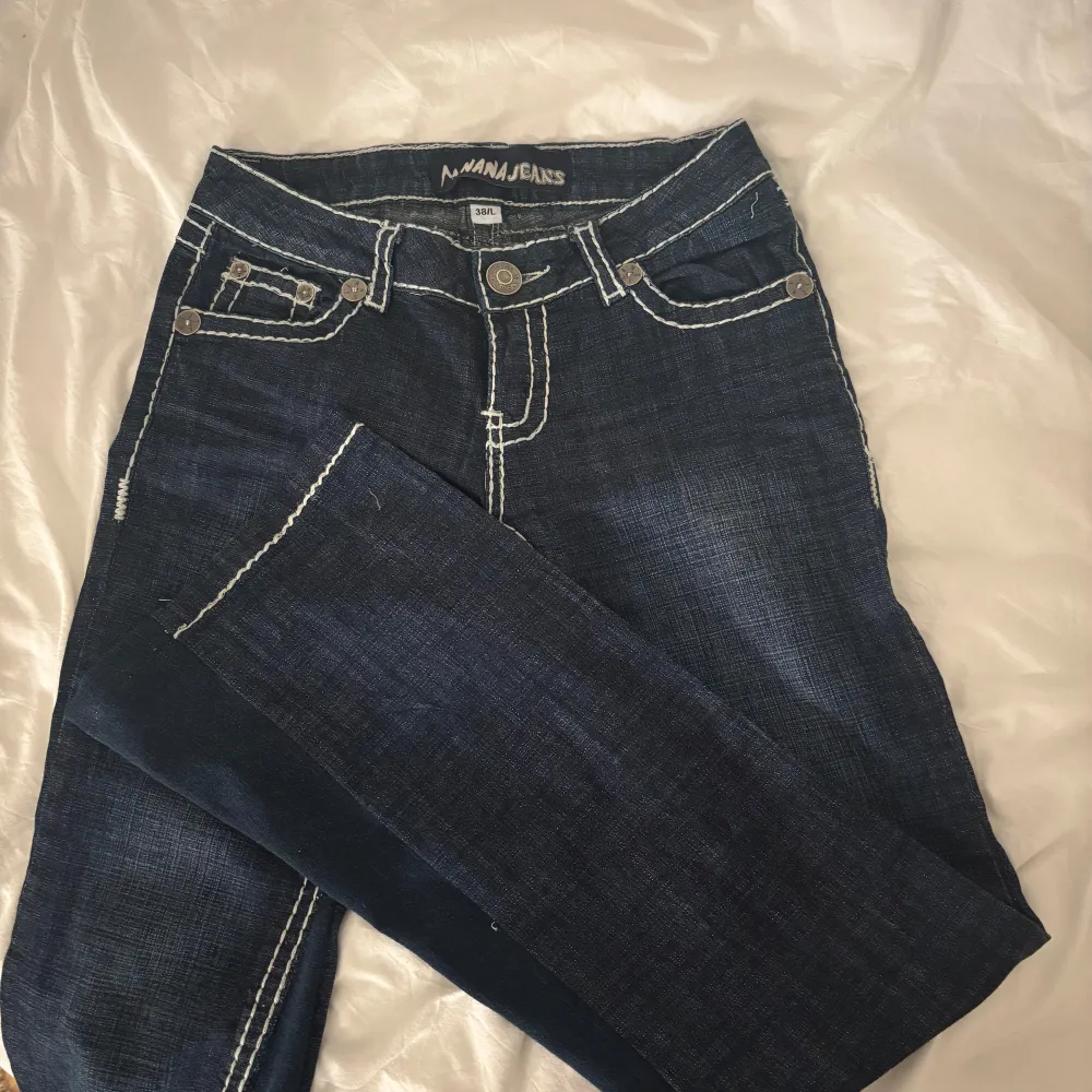 Säljer världens finaste lågmidjade jeans! De var från början skinny jeans som jag noggrant gjort utsvängda! Har sytt i flera år så det har gjords noggrant och bra! Det står att jeansen är stl L men de är små i storleken så de passar stl S/M. Midjemåttet: ca 36 cm Innerbenslängden: ca 82 cm Benbrädd: ca 26 cm. Farkut & Housut.
