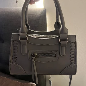 Grå gina tricot väska - ⚠️Kontakta innan köp!⚠️ Grå väska från Gina! Endast använd 1 gång så praktiskt sätt i ny skick! Skriv för föer bilder eller om du har frågor! Band följer såklart med. 