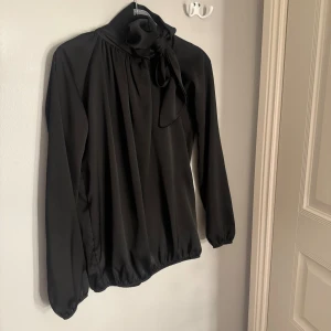 Blus med knyte vid halsen  - SUPER fin blus med knyte vid halsen