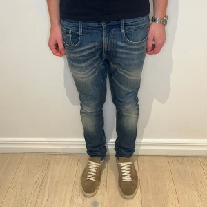 Replay jeans  - Replay jeans | Skick: 9/10 | Size - 33/32 | Modell - Anabass | Fraktar via postnord eller instabox på köparens bekostnad | Hör av dig vid minsta fråga eller fundering // RDL