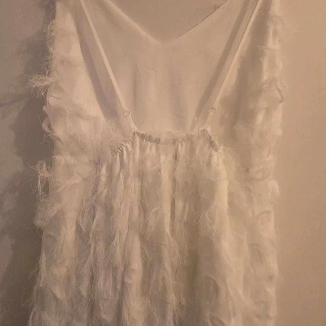 Vit klänning med fjäderdetaljer - 1