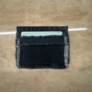 Marinblå jeansplånbok - Marinblå korthållare i återvunnet jeans som är hållbar, unik och handgjord med snygg fransig look. Korthållaren har två fickor som rymmer flera olika kort samtidigt. 